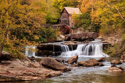 En estos duros tiempos de pandemia, Estados Unidos encuentra un alivio y motivo de alegría en proyectos como <a href="https://www.nps.gov/neri/index.htm" target="_blank">el nuevo parque nacional de New River Gorge</a>. Situado al sureste de Virginia Occidental, ha sido declarado también reserva nacional, un doble reconocimiento que hasta ahora solo tenía Alaska. El lugar ya era conocido desde la década de 1990 por los amantes de los deportes de aventura, que cuentan con 85 kilómetros de rápidos para la práctica del rafting y tramos de extrema dificultad como el denominado Lower New. El parque es también frecuentado por escaladores, atraídos por sus paredes de arenisca, o para practicar el salto BASE —abriendo un paracaídas tras unos segundos de caída libre— desde el vertiginoso e icónico puente de hierro que cruza el valle. También se han habilitado 206 kilómetros de rutas para caminantes y ciclistas. En la imagen, el famoso molino de Babcock State Park, dentro del nuevo parque nacional.