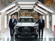 António Countinho, consejero delegado de MCountinho y Rafael Ruiz, presidente de Ebro EV Motors, junto a un coche de la marca Ebro.