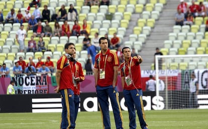 Cesc Fábregas, Sergio Busquets y Pedro, en el campo