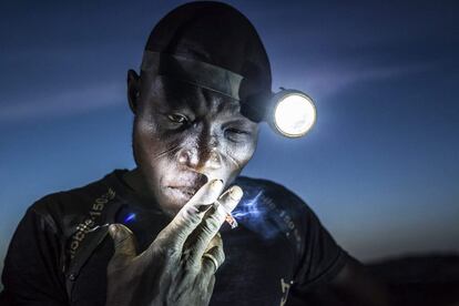 Imagen del fotógrafo Matjaz Krivic, galardonada con el segundo premio People (Gente), en la categoría individual. La imagen muestra a un minero apurando su cigarrillo antes regresar al trabajo en Bani, Burkina Faso, el 20 de noviembre 2015. 