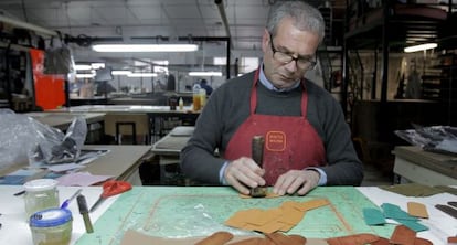 Un artesano trabaja en un taller de marroquinería de Ubrique (Cádiz).