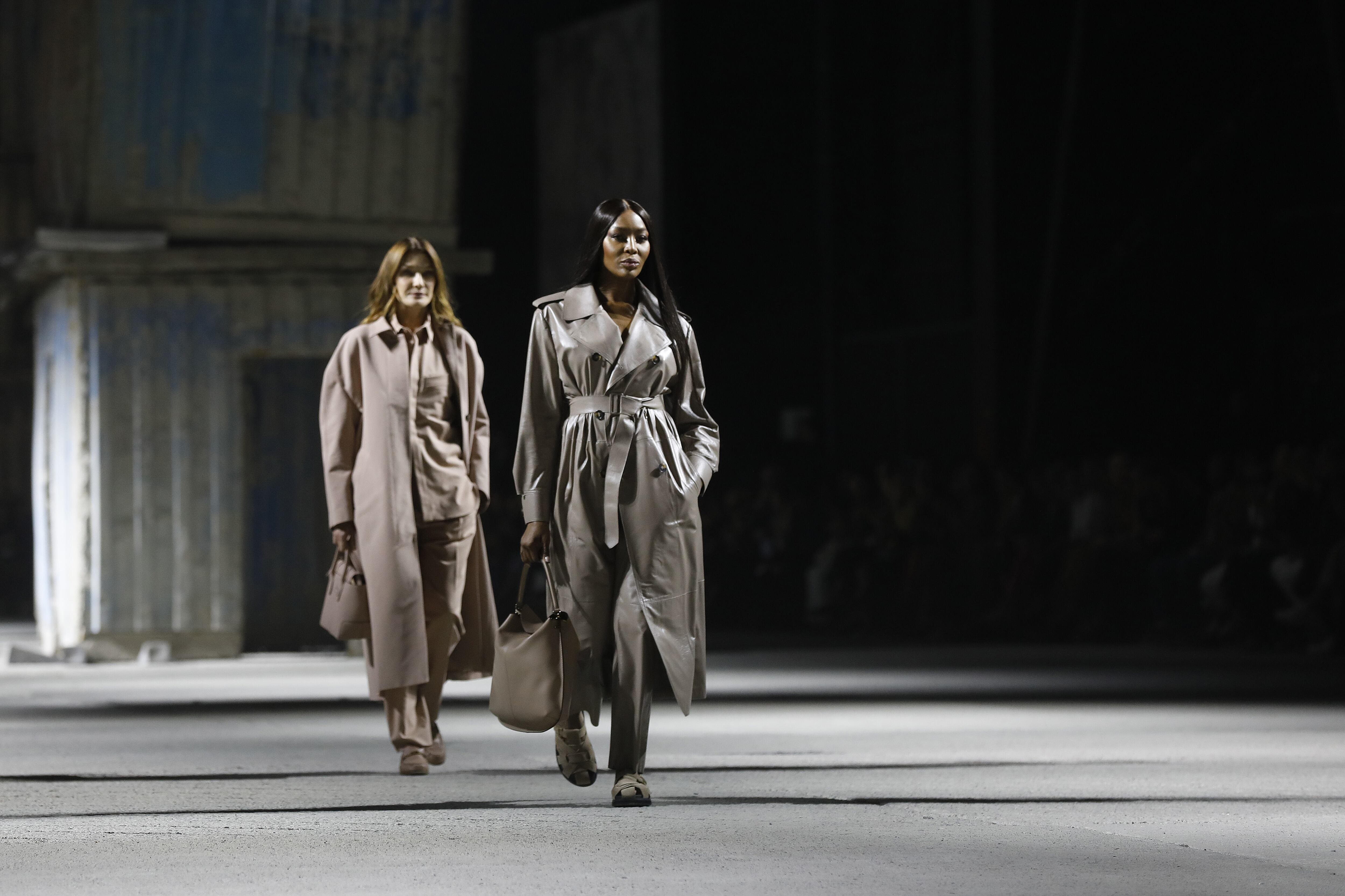 Carla Bruni y Naomi Campbell desfilan con la colección para la próxima primavera de la firma Tod's, en la semana de la moda de Milán, este viernes.