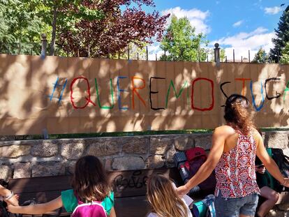 Decenas de familias protestan contra el cierre del parque del Infantado en Manzanares el Real (Madrid).