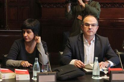 La portavoz de la CUP, Anna Gabriel, y su homólogo de Junts pel Si, Jordi Turull, durante la reunión de la Mesa y la Junta de Portavoces del Parlament.