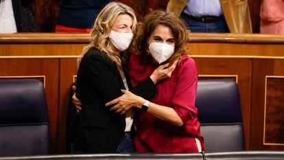 Yolanda Díaz y María Jesús Montero se abrazan tras la aprobación de la reforma laboral,  el día 3 en el Congreso.