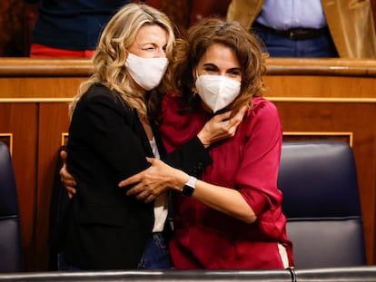 La vicepresidenta del Gobierno y ministra de Trabajo, Yolanda Díaz, junto a la ministra de Hacienda, María Jesús Montero. REUTERS/Juan Medina