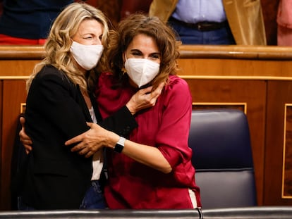 Yolanda Díaz y María Jesús Montero se abrazan tras la aprobación de la reforma laboral,  el día 3 en el Congreso.