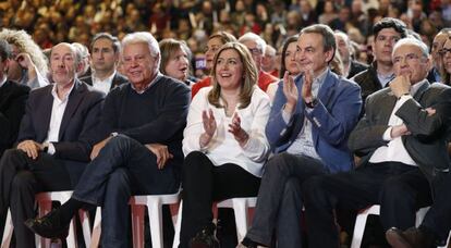 La presidenta de la Junta de Andaluc&iacute;a, Susana D&iacute;az (3d), los expresidentes del Gobierno, Felipe Gonz&aacute;lez (2i) y Jos&eacute; Luis Rodr&iacute;guez Zapatero (2d), el exvicepresidente del Gobierno Alfonso Guerra (d), y el exsecretario general del PSOE Alfredo P&eacute;rez Rubalcaba (i).