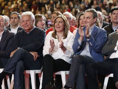 La presidenta de la Junta de Andaluc&iacute;a, Susana D&iacute;az (3d), los expresidentes del Gobierno, Felipe Gonz&aacute;lez (2i) y Jos&eacute; Luis Rodr&iacute;guez Zapatero (2d), el exvicepresidente del Gobierno Alfonso Guerra (d), y el exsecretario general del PSOE Alfredo P&eacute;rez Rubalcaba (i).