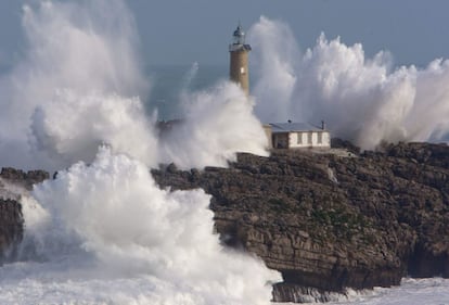 Una ola rompe sobre el faro de la isla de Mouro, en la bocana del puerto de Santander.