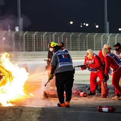 Grosjean consiguió salir entre las llamas después de 27 segundos gracias a un espacio vital entre el guardarraíl y el coche.