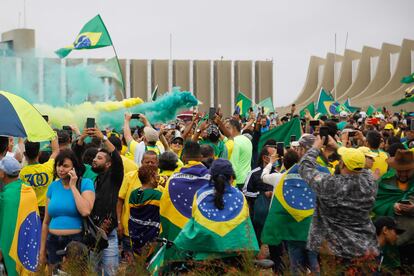 Sin embargo, otros tantos hablaban de decretar el estado de sitio y de cerrar el Supremo Tribunal Federal y el Tribunal Superior Electoral. En la imagen, seguidores de Bolsonaro frente a un cuartel militar en Brasilia. 