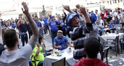 Centenares de hinchas del Chelsea se dan cita en la Plaza Mayor de Madrid.