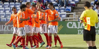 Jugadores del Alavés celebran el segundo gol en el partido contra el Recreativo de Huelva.