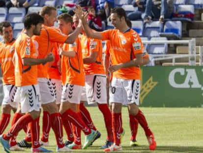 Jugadores del Alavés celebran el segundo gol en el partido contra el Recreativo de Huelva.
