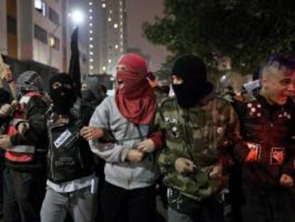 Estudiantes protestando el pasado 11 de junio, contra el aumento de la tarifa de autobús en la ciudad de Sao Paulo (Brasil).