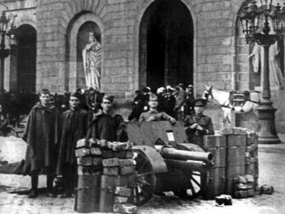 Tropes de l'exèrcit de la República a la plaça Sant Jaume, el 7 d'octubre de 1934.