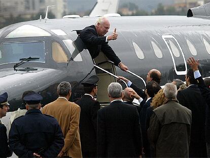 Víctor Manuel de Saboya abandona Italia en 2002, tras la primera visita  desde que tuvo que exiliarse en 1946.