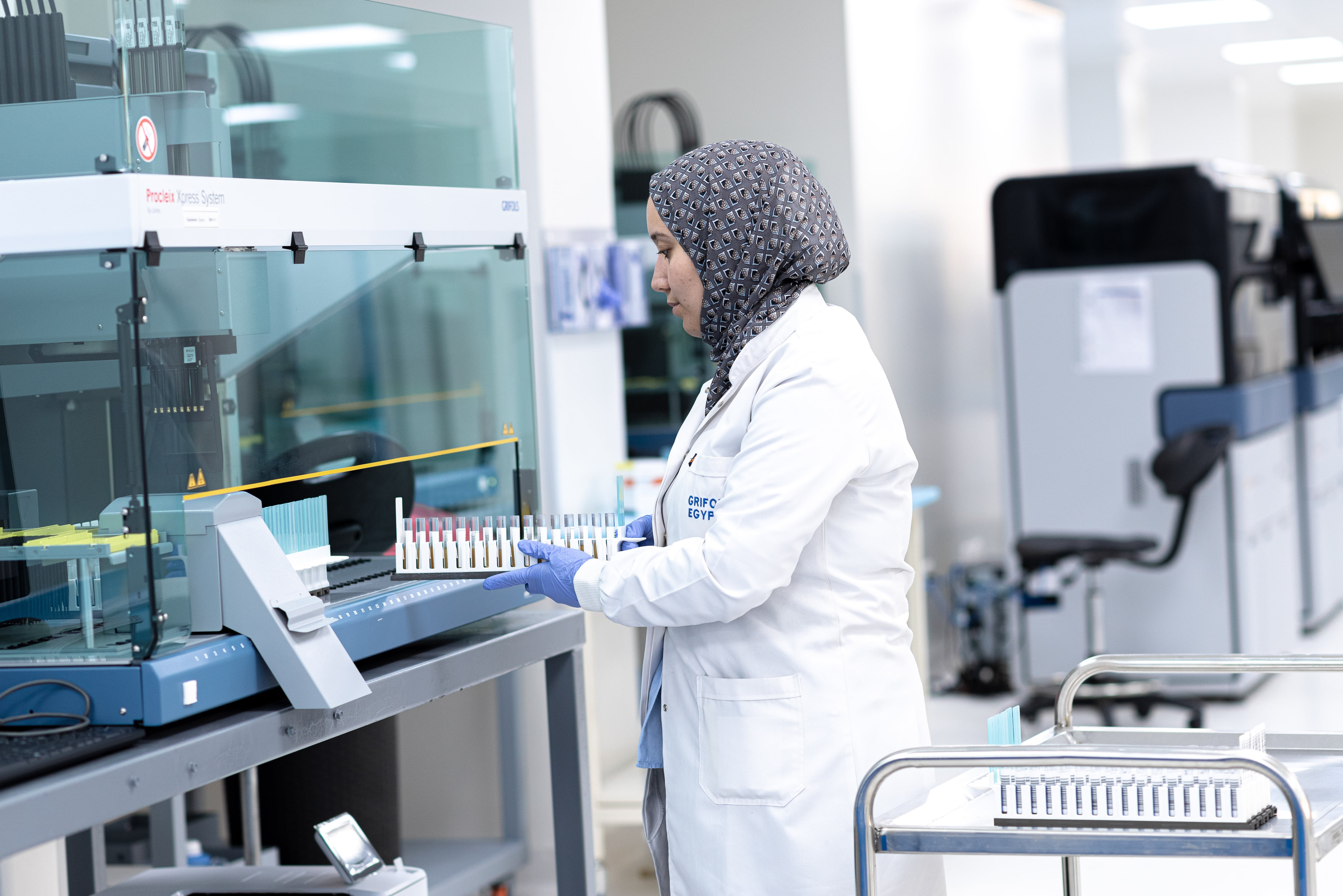 Grifols acelera en Egipto mientras recibe muestras de interés de un país europeo para un proyecto de plasma