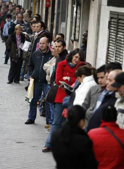 Cola de solicitantes de empleo en una calle de Madrid.