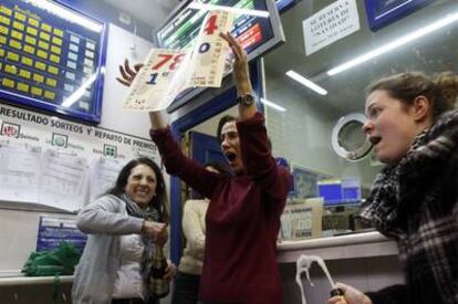 Las trabajadoras de la administración que repartió el gordo lo celebran con sidra.