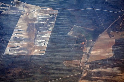 Roads cut across farmland with differing vegetation in South Australia, November 12, 2015. A pioneering Australian scheme to improve the management of water in the world's driest inhabited continent is facing its first real test as an intensifying El Nino threatens crops and builds tensions between farmers and environmentalists. An El Nino, a warming of sea-surface temperatures in the Pacific, is already causing drought and other extreme weather, affecting millions of people across parts of the world, and experts warn that the intensifying weather pattern could emerge as one of the strongest on record.     REUTERS/David Gray