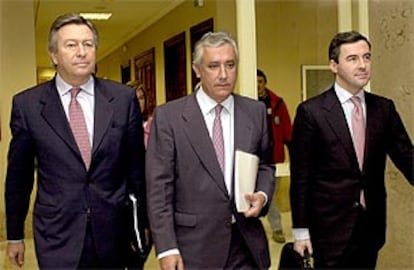 Los populares Luis de Grandes, Javier Arenas y Ángel Acebes, a su llegada a una reunión del Pacto Antiterrorista.