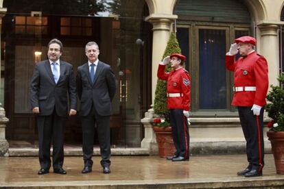 El primer ministro de Perú, a la izquierda, junto al 'lehendakari', en Ajuria Enea.