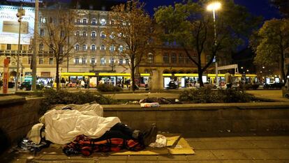 Una indigente duerme en las calles de Budapest.