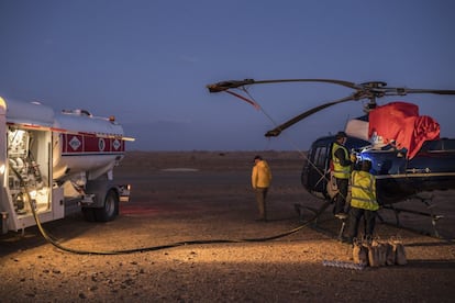 Funcionários de APSCO enchem o tanque de um helicóptero ao final do sétimo dia, em Wadi Al Dawasir.