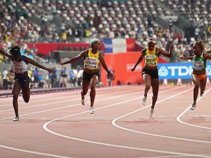 Shelly-Ann Fraser-Pryce, en el centro, gana los 100m.