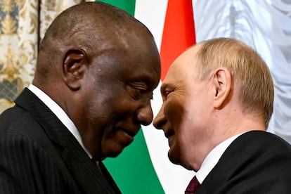 El presidente ruso, Vladímir Putin, recibe al presidente sudafricano, Cyril Ramaphosa, este martes en Kazán.