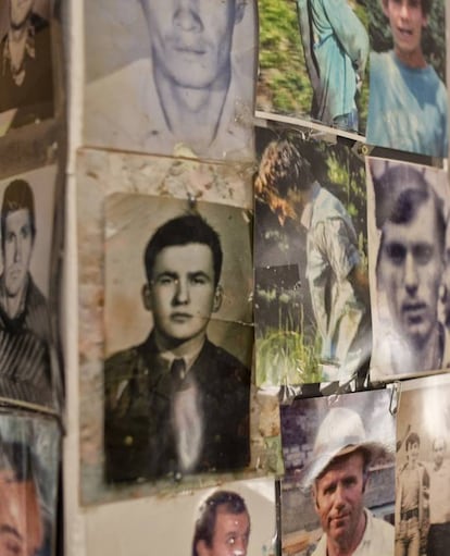 Fotografías de víctimas y desaparecidos en la masacre de Srebrenica colocados en una pared de la Asociación de Mujeres de Srebrenica en Tuzla (Bosnia).