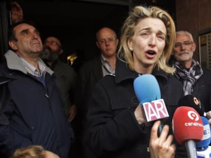 Isabel Monrós, acompañada de su abogado y el alcalde de Alboraia, derecha, da las gracias a los vecinos por su apoyo.