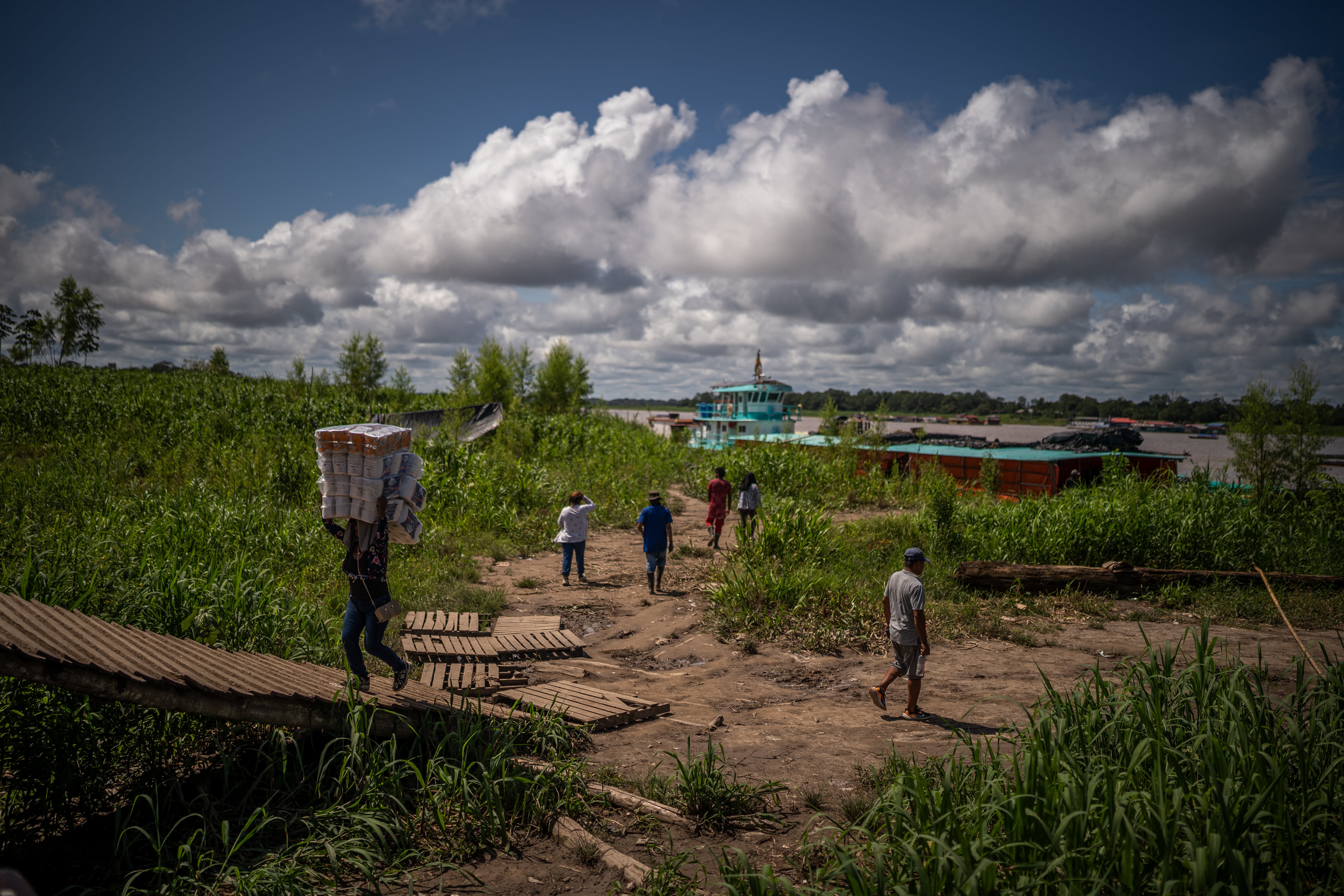 Comerciantes dejan cargas de mercancía en el puerto de Leticia en el departamento del Amazonas, Colombia. / DIEGO CUEVAS

