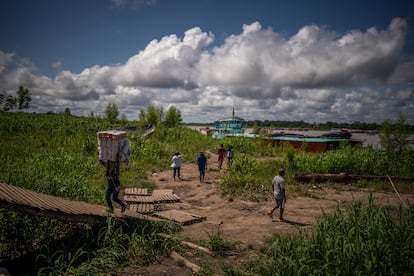 Comerciantes dejan cargas de mercanca en el puerto de Leticia en el departamento del Amazonas, Colombia. / DIEGO CUEVAS

