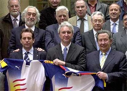 Basiana, Niubó y Moner sostienen camisetas de la selección catalana y posan junto a otros directivos catalanes.