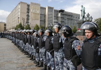 Los analistas señalan que el Kremlin no permite que concurran candidatos opositores porque esto puede crear una corriente que se podría extender a más lugares del país. En la imagen, agentes bloquean el acceso a una de las plazas de Moscú durante la protesta.