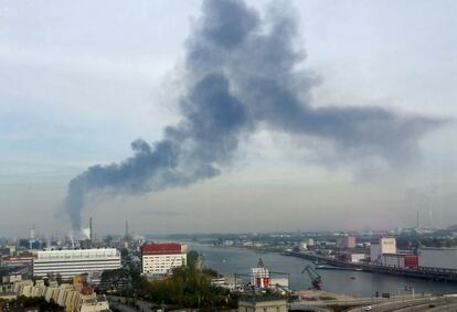 Según el grupo químico, el suceso de Lampertheim se ha producido en una planta de aditivos para plásticos en la que ha explotado un filtro. En la imagen, columna de humo en la ciudad de Ludwigshafen.