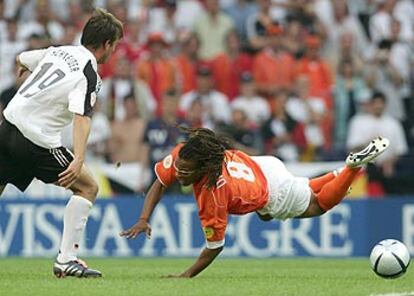 Davids se lanza en plancha para desviar el balón ante Schenider