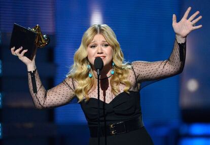 Kelly Clarkson agradece el premio a mejor álbum pop vocal por 'Stronger'.