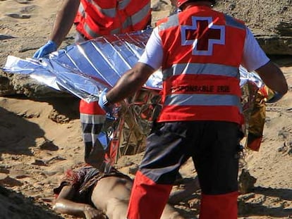 Miembros de Cruz Roja tapan el cuerpo del inmigrante hallado muerto ayer en Barbate.