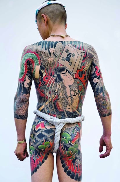 Tatuaje tradicional japonés, en la espalda.