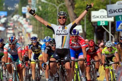 Mark Cavendish cruza el primero la meta de la décima jornada.