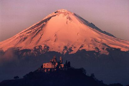 Iglesia de Nuestra Señora de los Remedios, en Cholula, con el volcán Popocatépetl al fondo.
