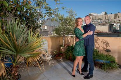 Varufakis y su mujer posan en la terraza de su piso ateniense.