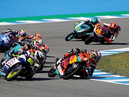 Imagen de la carrera de Moto3, con Pedro Acosta en cabeza, durante el GP de España, en Jerez.