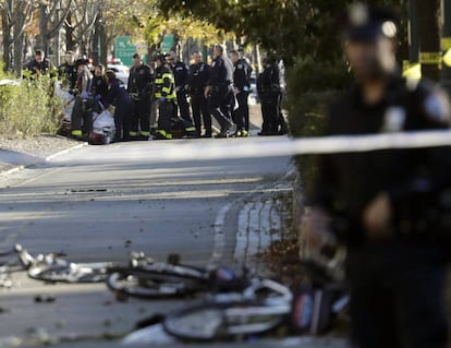 Personal de emergencia retira el cuerpo de una víctima tras el atropello en el carril bici en la ciudad de Nueva York.