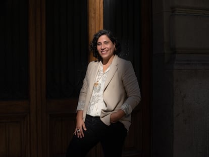 Cristina Huidobro, representante pública contra el calor extremo de la Región Metropolitana de Santiago de Chile, a mediados de junio en una calle peatonal del centro de la capital chilena.