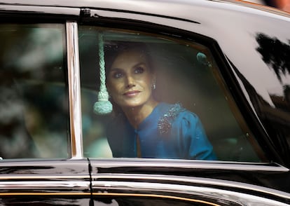 La reina Letizia, a bordo del vehículo que la traslada al Palacio Real tras la jura de la Constitución por parta de la princesa de Asturias, Leonor de Borbón. 